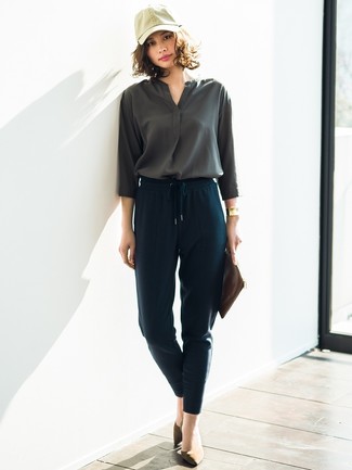 Comment porter un pantalon carotte bleu marine