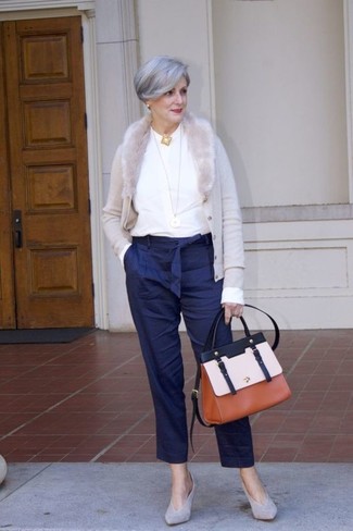 Comment porter un pantalon carotte bleu marine
