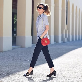 Comment porter un pantalon carotte bleu marine