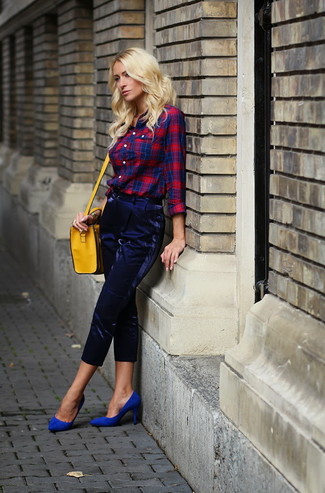 Comment porter un pantalon carotte bleu marine