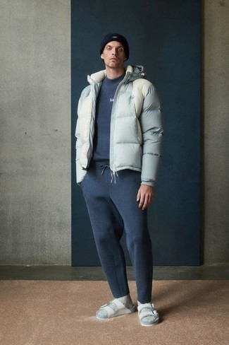 Des chaussures à porter avec un survêtement bleu marine