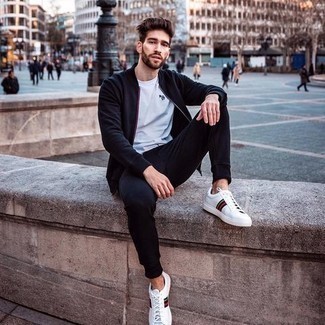 Des chaussures à porter avec un survêtement bleu marine