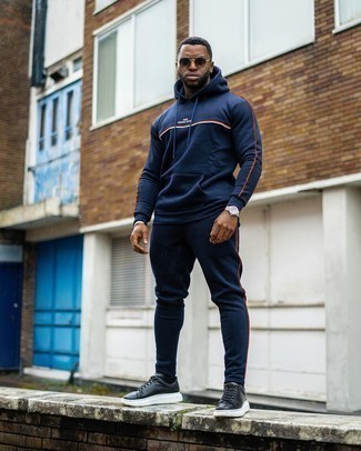 Des chaussures à porter avec un survêtement bleu marine