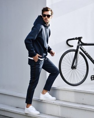 Des chaussures à porter avec un survêtement bleu marine