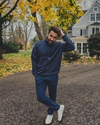 Des chaussures à porter avec un survêtement bleu marine