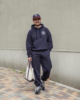 Des chaussures à porter avec un survêtement bleu marine