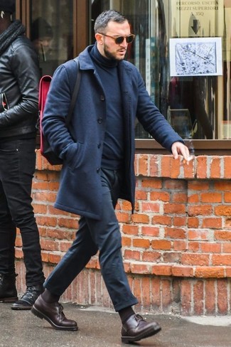 Des chaussures derby à porter avec un pull à col roulé bleu marine