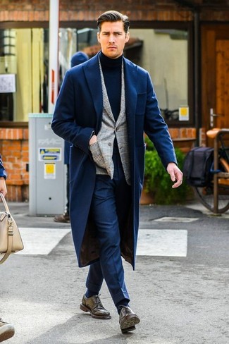 Des chaussures derby à porter avec un pull à col roulé bleu marine