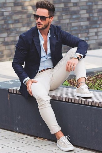 Comment porter un blazer à rayures verticales bleu marine