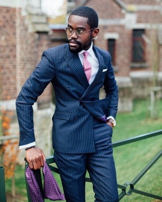 Comment porter un blazer à rayures verticales bleu marine au printemps