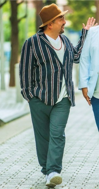 Comment porter un blazer à rayures verticales bleu marine au printemps