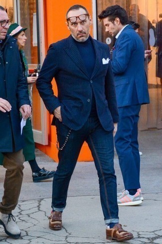Comment porter un blazer à rayures verticales bleu marine au printemps