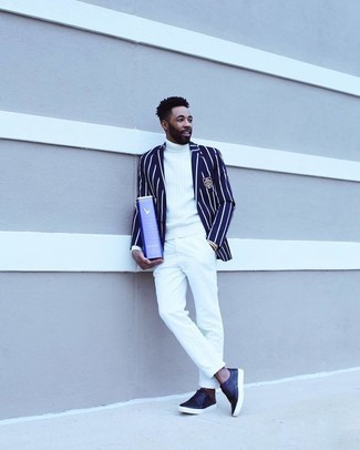 Comment porter un blazer à rayures verticales bleu marine au printemps