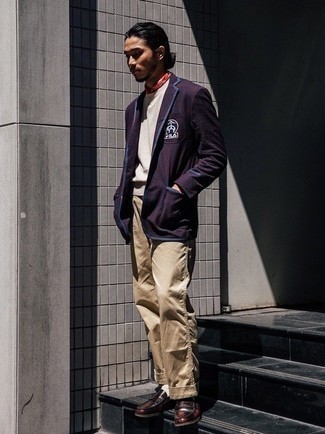 Comment porter un blazer à rayures verticales bleu marine au printemps