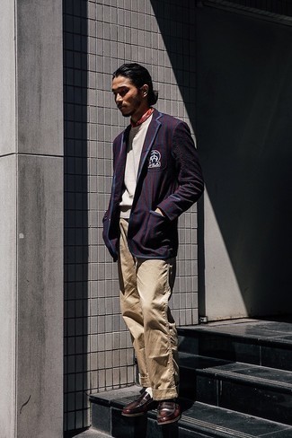 Comment porter un blazer à rayures verticales bleu marine au printemps