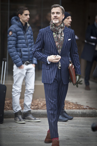 Comment porter un blazer à rayures verticales bleu marine au printemps
