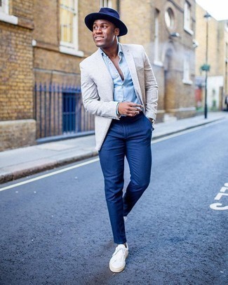Comment porter un chapeau en laine bleu marine