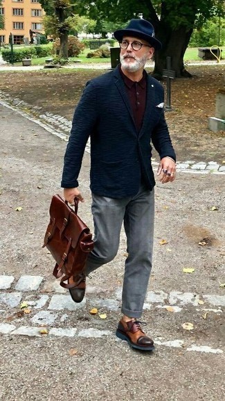 Comment porter un chapeau en laine bleu marine