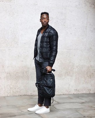 Comment porter un sac à dos en nylon quand il fait chaud