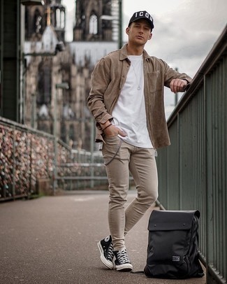 Comment porter un sac à dos en nylon quand il fait chaud