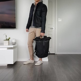 Comment porter un sac à dos en nylon pour un style decontractés en automne