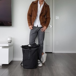 Comment porter un sac à dos en nylon quand il fait chaud