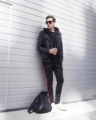 Comment porter un sac à dos en nylon pour un style decontractés en automne