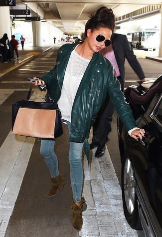 Un pull surdimensionné à porter avec des bottines olive