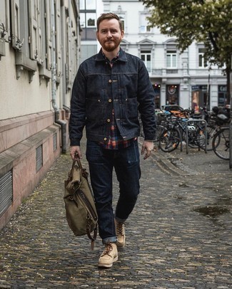 Comment porter un sac à dos olive pour un style chic decontractés quand il fait chaud