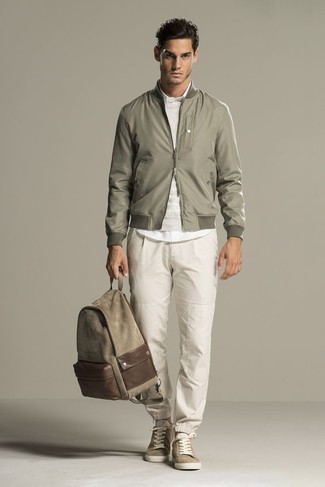Comment porter un sac à dos olive