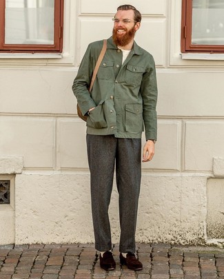 Comment porter un sac à dos olive pour un style chic decontractés quand il fait chaud