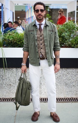 Comment porter un sac à dos olive pour un style chic decontractés quand il fait chaud