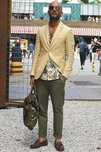Comment porter un sac à dos olive pour un style chic decontractés quand il fait chaud
