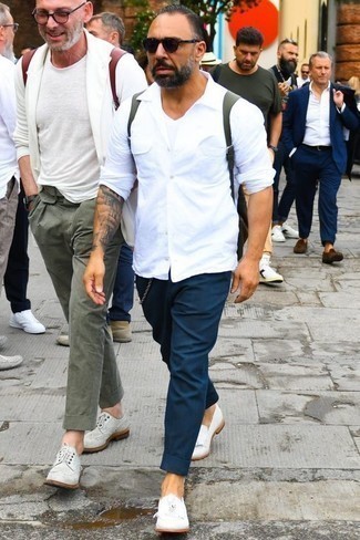 Comment porter un sac à dos olive pour un style chic decontractés quand il fait chaud