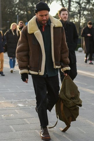 Comment porter un sac à dos olive quand il fait froid