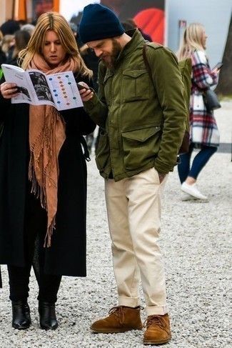 Comment porter un sac à dos olive pour un style chic decontractés quand il fait chaud