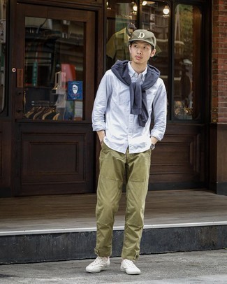 Comment porter une casquette de base-ball olive pour un style decontractés au printemps
