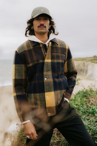 Comment porter une casquette de base-ball olive pour un style decontractés au printemps