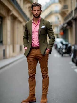 Des bottines chukka à porter avec un blazer olive