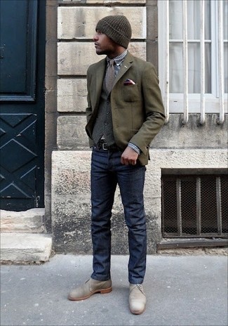 Des bottines chukka à porter avec un blazer olive