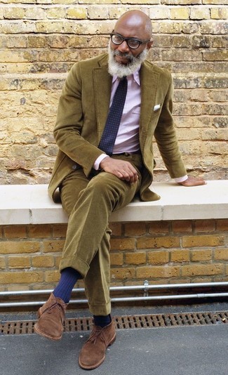Des bottines chukka à porter avec un blazer olive