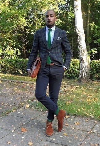 Des bottines chukka à porter avec un blazer olive
