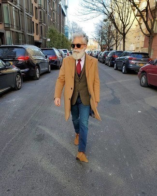 Des bottines chukka à porter avec un blazer olive