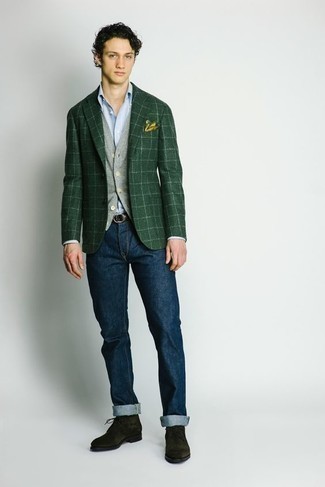 Des bottines chukka à porter avec un blazer olive
