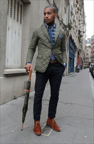 Des bottines chukka à porter avec un blazer olive