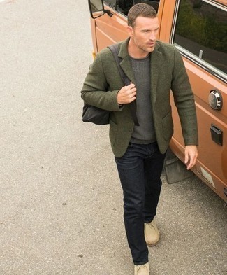 Des bottines chukka à porter avec un blazer olive