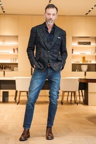 Des bottines chukka à porter avec un blazer olive