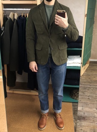 Des bottines chukka à porter avec un blazer olive