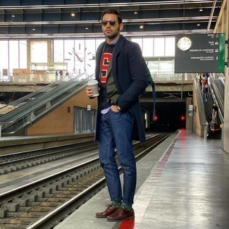 Des bottines chukka à porter avec un blazer olive