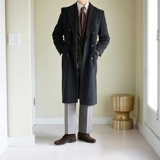 Des bottines chukka à porter avec un blazer olive